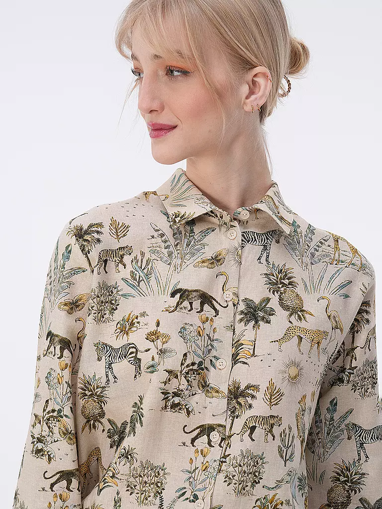 RIANI | Nombre del producto: Blusa de lino
Marca: RIANI
Color: crema
Categorías: Moda, Mujer
Etiquetas: Tallas grandes

Largo de manga: Manga larga
Material: Lino
Forma del cuello: Cuello de camisa
Diseño: Animal, Estampado
Corte (Prenda exterior): Regular
Esti | Crema