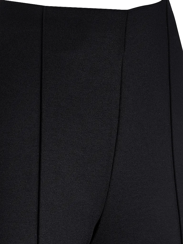 RIANI | Nombre del producto: Pantalón Flared Fit
Marca: RIANI
Color: negro
Categorías: Moda, Mujer

Material: Viscosa, Poliéster / Poliamida, Stretch
Estampado: Liso
Largo (Pantalones/Jeans): Largo normal
Estilo: Pure
Altura de la cintura: Tiro medio | 