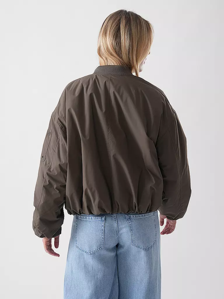 SCANDINAVIAN EDITION | Chaqueta AIR
Marca: SCANDINAVIAN EDITION
Color: marrón
Categorías: Moda,Mujer

Largo de manga: Manga larga
Material: Poliéster / Poliamida
Forma del cuello: Cuello alto
Diseño: Liso
Corte (Prenda exterior): Suelto
Detalles: Bolsillos laterales,Resiste | 