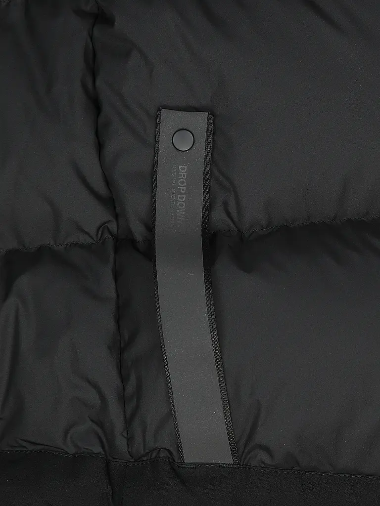 SCANDINAVIAN EDITION | Parka SHELTER III
Marca: SCANDINAVIAN EDITION
Color: negro
Categorías: Moda, Hombre

Largo de manga: Manga larga
Material: Poliéster / Poliamida, Plumón
Forma del cuello: Capucha
Diseño: Liso
Corte (Prenda exterior): Regular
Detalles: Bolsillos latera | 