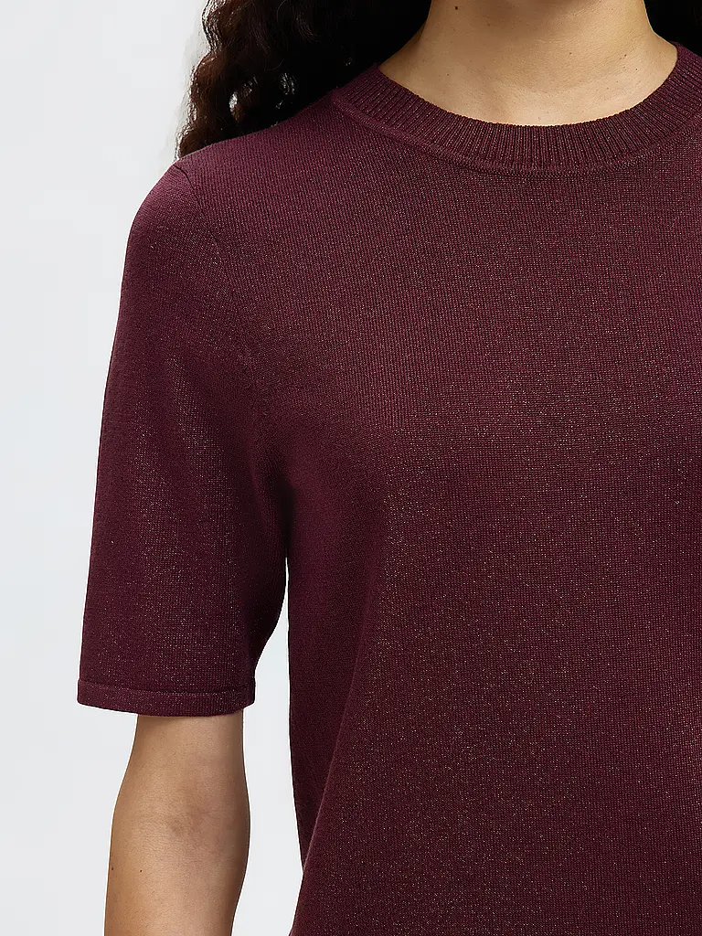 SELECTED FEMME | Producto: Jersey SLFLURA
Marca: SELECTED FEMME
Color: rojo oscuro
Categorías: Moda, Mujer
Longitud de la manga: Manga corta
Escote: Cuello redondo
Material: Lyocell, Algodón, Metal, Nailon, Lúrex
Diseño: Liso
Corte (Prenda superior): Regular
Estilo: |