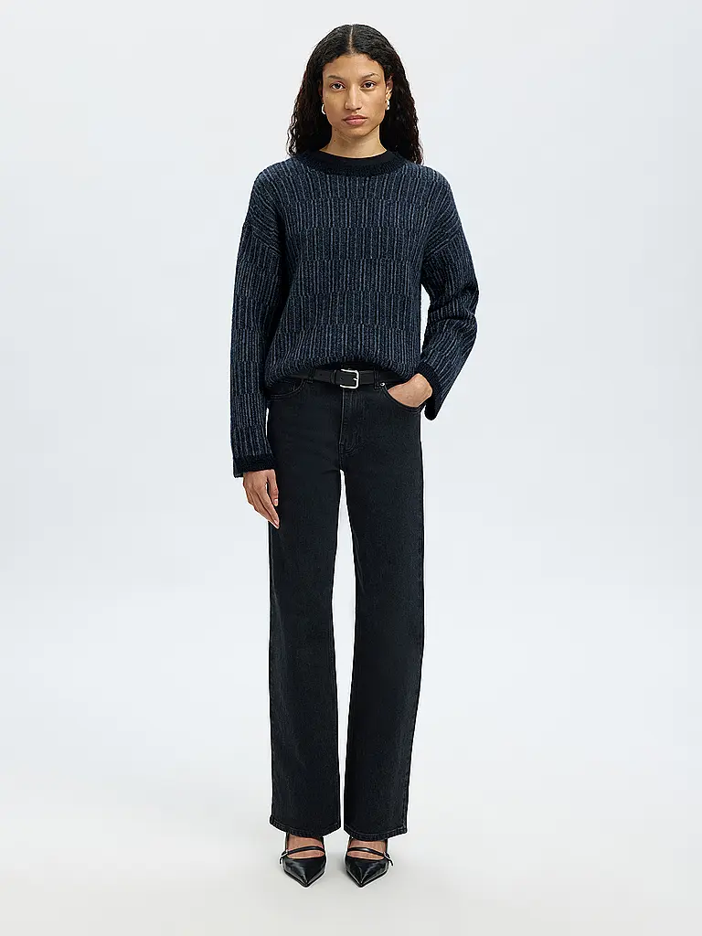 SELECTED FEMME | Pullover SLFALVA
Marke: SELECTED FEMME
Farbe: dunkelblau
Kategorien: Mode,Damen

Ärmellänge: Langarm
Ausschnitt: Rundhalsausschnitt
Material: Wolle,Alpaka,Polyester / Polyamid,Nylon,Stretch
Musterung: Unifarben
Passform (Oberbekleidung): Regular
Stil: P | 