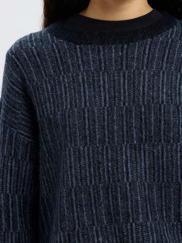 SELECTED FEMME | Pullover SLFALVA
Marke: SELECTED FEMME
Farbe: dunkelblau
Kategorien: Mode,Damen

Ärmellänge: Langarm
Ausschnitt: Rundhalsausschnitt
Material: Wolle,Alpaka,Polyester / Polyamid,Nylon,Stretch
Musterung: Unifarben
Passform (Oberbekleidung): Regular
Stil: P | 