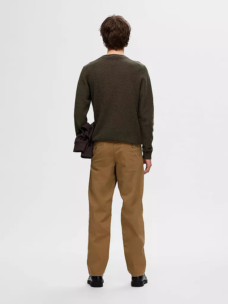 SELECTED | Producto: Jersey SLHROSS
Marca: SELECTED
Color: oliva
Categorías: Moda, Hombre

Largo de manga: Manga larga
Cuello: Cuello redondo
Material: Algodón, Punto
Diseño: Liso
Corte (Prenda superior): Regular
Estilo: Smart Business | Oliva