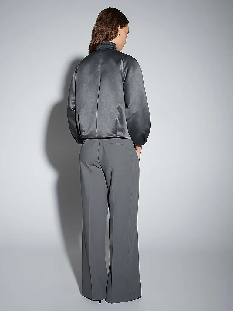 SOMEDAY | Blusón NORIELLA
Marca: SOMEDAY
Color: gris
Categorías: Moda,Mujer
Largo de manga: Manga 7/8
Material: Poliéster / Poliamida,Satén
Forma del cuello: Cuello alto
Estampado: Liso
Corte (Prenda exterior): Suelto
Estilo: Pure
Detalles: Bolsillos laterales |