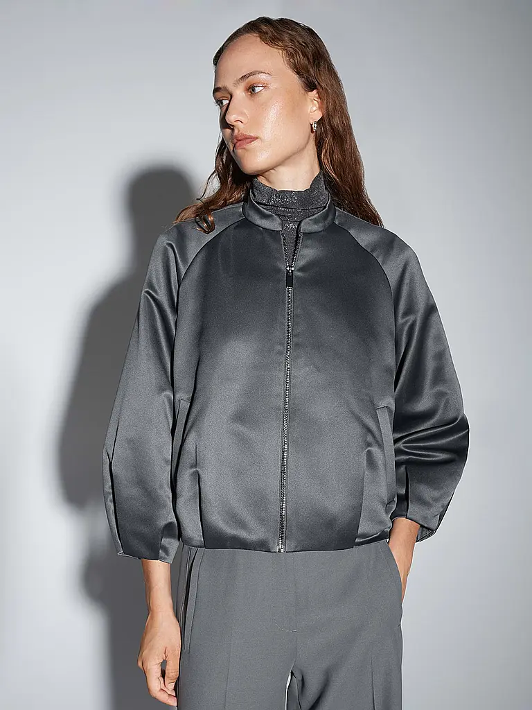 SOMEDAY | Blusón NORIELLA
Marca: SOMEDAY
Color: gris
Categorías: Moda,Mujer
Largo de manga: Manga 7/8
Material: Poliéster / Poliamida,Satén
Forma del cuello: Cuello alto
Estampado: Liso
Corte (Prenda exterior): Suelto
Estilo: Pure
Detalles: Bolsillos laterales |