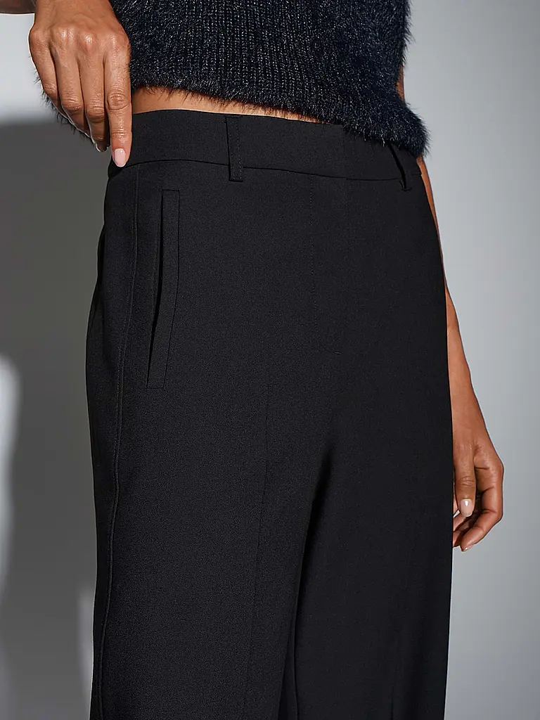 SOMEDAY | Produktname: Marlenehose CATSBY DELIGHT
Marke: SOMEDAY
Farbe: schwarz
Kategorien: Mode,Damen

Material: Polyester / Polyamid,Viskose ,Stretch
Musterung: Unifarben
Länge (Hosen/Jeans): Normale Länge
Stil: Pure
Bundhöhe: High Waist
Details: Eingrifftasch | 