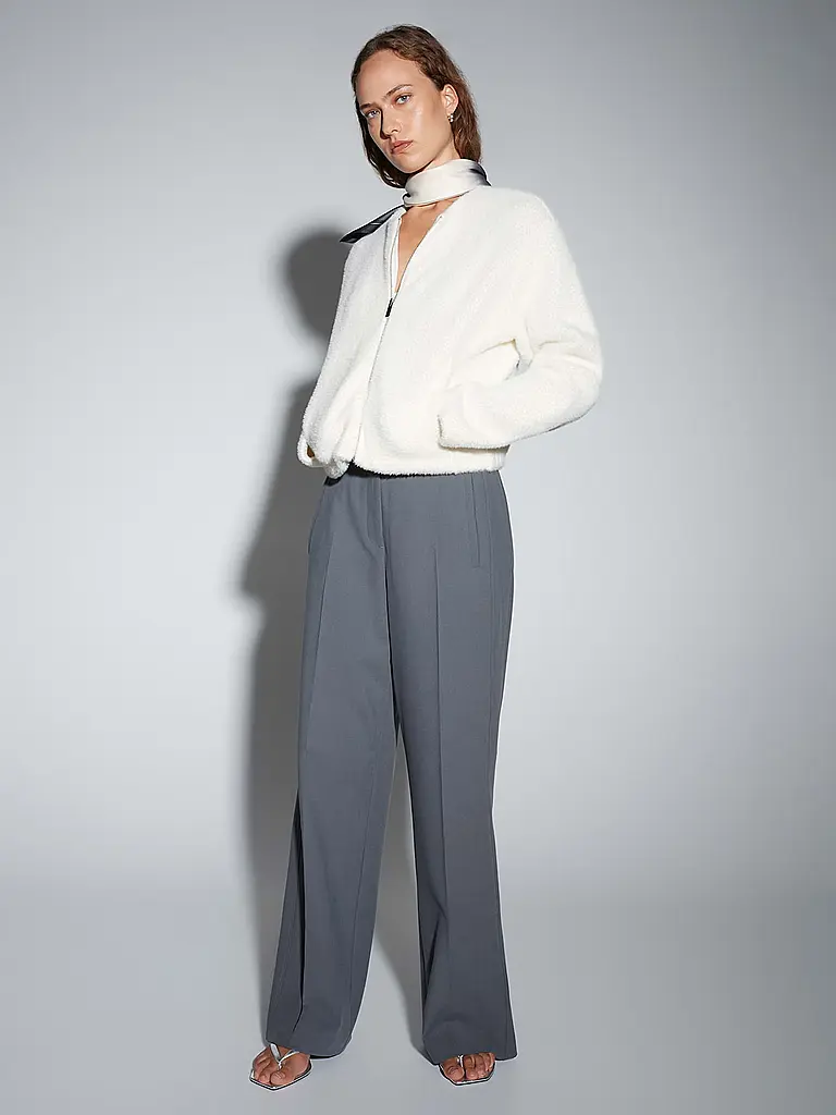 SOMEDAY | Strickjacke UMAYAN
Marke: SOMEDAY
Farbe: creme
Kategorien: Mode,Damen

Ärmellänge: Langarm
Ausschnitt: Rundhalsausschnitt
Material: Polyester / Polyamid
Musterung: Unifarben
Passform (Oberbekleidung): Locker
Stil: Pure | Crema