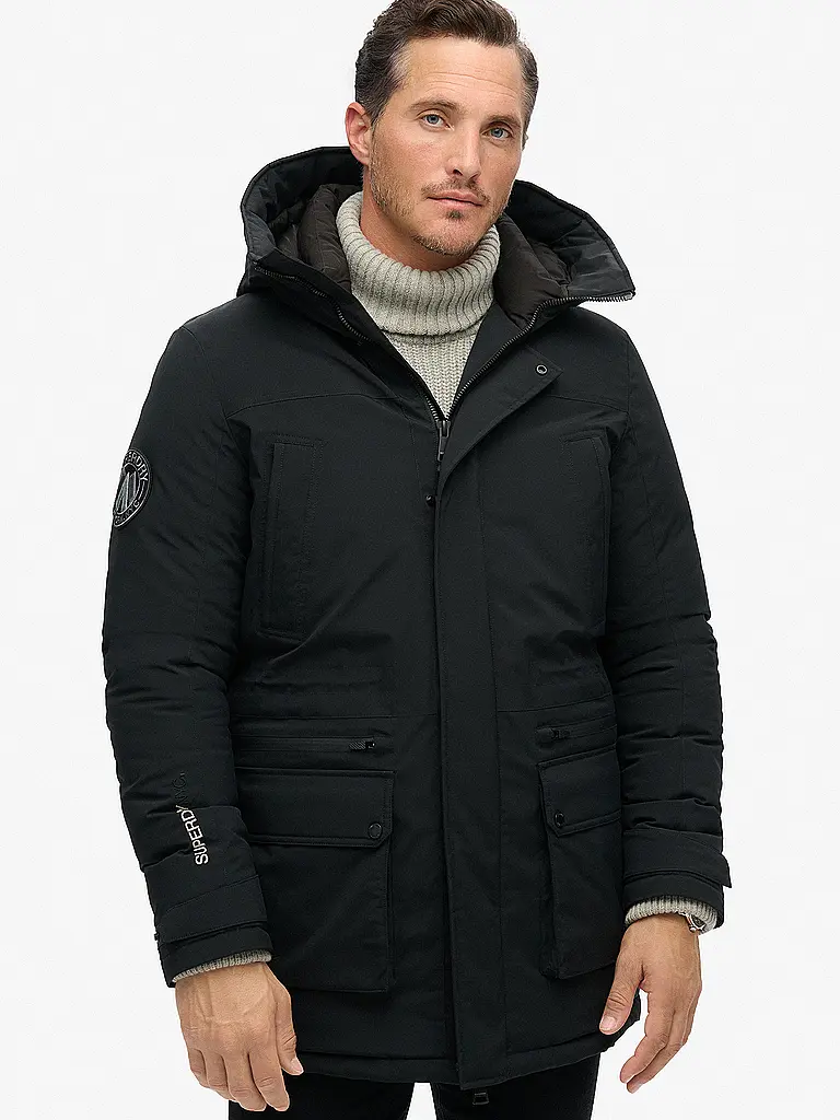 SUPERDRY | Parka CITY PADDED
Marca: SUPERDRY
Color: negro
Categorías: Moda, Hombre

Largo de manga: Manga larga
Material: Poliéster / Poliamida
Forma del cuello: Capucha
Estampado: Liso
Corte (Prenda exterior): Suelto
Detalles: Bolsillos laterales, Resistente al a | Negro