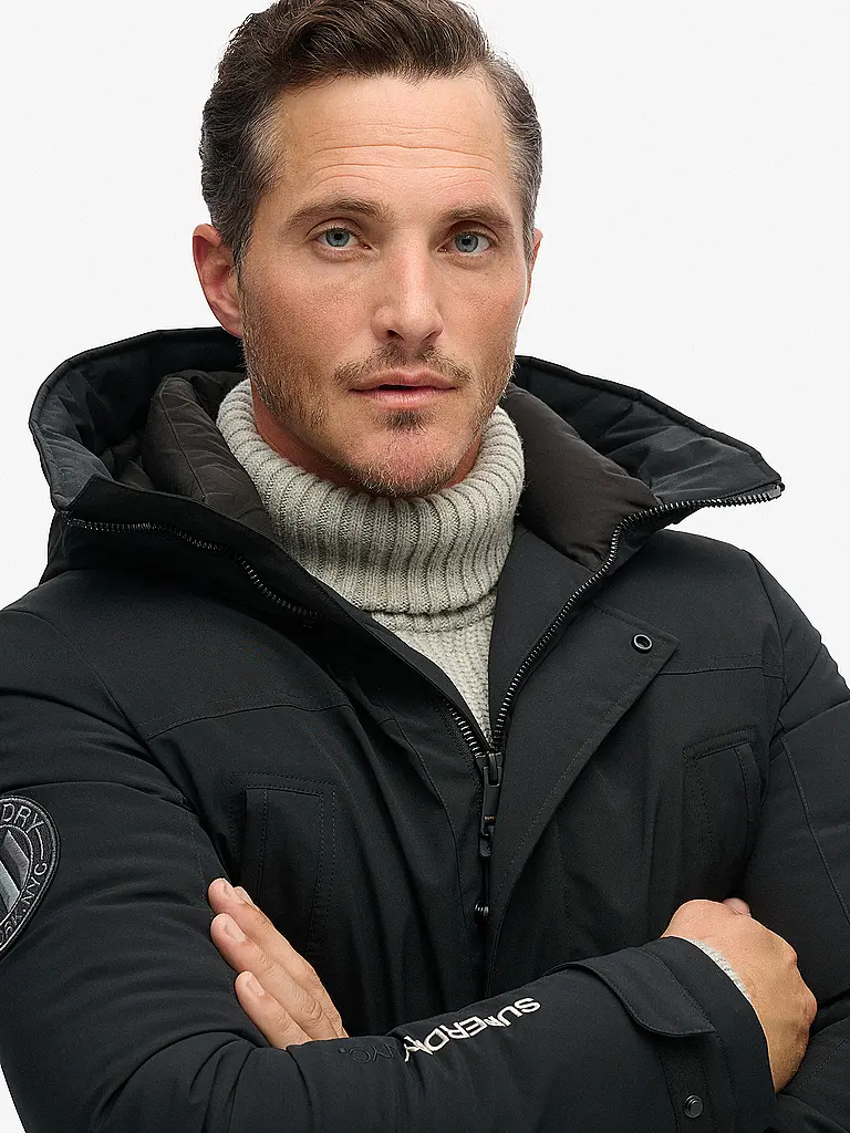 SUPERDRY | Parka CITY PADDED
Marca: SUPERDRY
Color: negro
Categorías: Moda, Hombre

Largo de manga: Manga larga
Material: Poliéster / Poliamida
Forma del cuello: Capucha
Estampado: Liso
Corte (Prenda exterior): Suelto
Detalles: Bolsillos laterales, Resistente al a | Negro