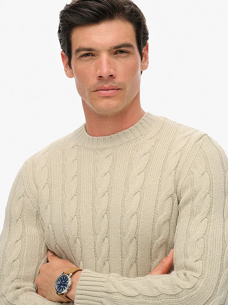 SUPERDRY | Pullover
Marke: SUPERDRY
Farbe: beige
Kategorien: Moda, Hombre

Ärmellänge: Manga larga
Ausschnitt: Cuello redondo
Material: Punto, Lana, Poliacrílico / Acrílico
Musterung: Liso
Details: Logo, Punto trenzado | Beige