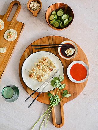 TEAKHAUS | Tabla de servir con mango largo redonda 51cm BISTRO madera de teca