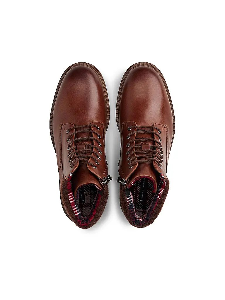 TOMMY HILFIGER | Boots
Marca: TOMMY HILFIGER
Color: marrón
Categorías: Moda, Hombre
Material: Cuero
Estampado: Liso
Estilo: Casual
Altura del tacón: Tacón bajo |