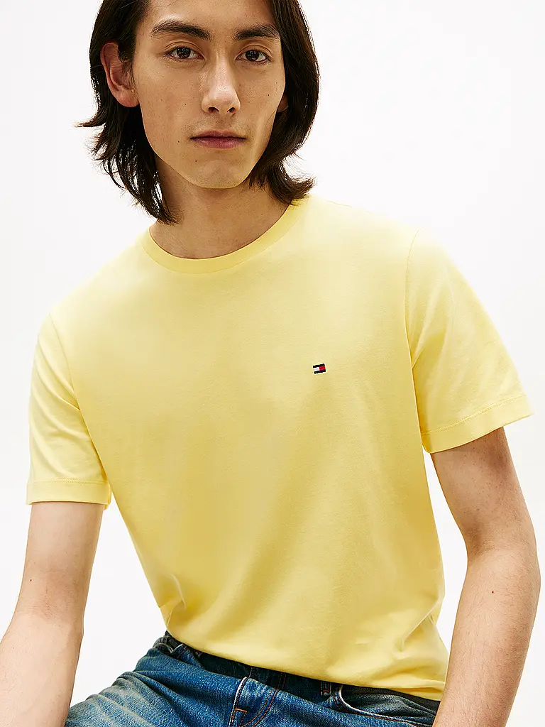 TOMMY HILFIGER | Camiseta
Marca: TOMMY HILFIGER
Color: amarillo
Categorías: Moda, Hombre

Largo de manga: Manga corta
Cuello: Cuello redondo
Material: Jersey, Algodón
Diseño: Liso
Corte (Prenda superior): Regular
Estilo: Casual
Detalles: Logo | Amarillo