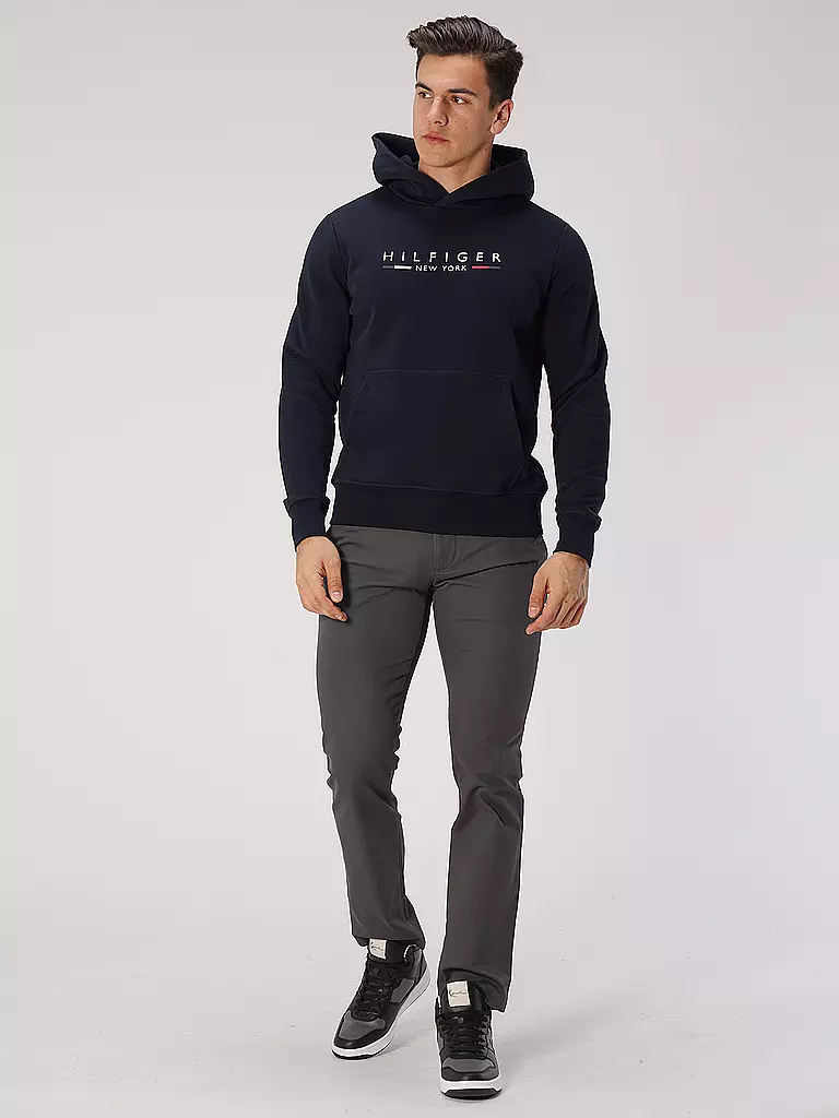 TOMMY HILFIGER | Nombre del producto: Chino Straight Fit DENTON | Gris