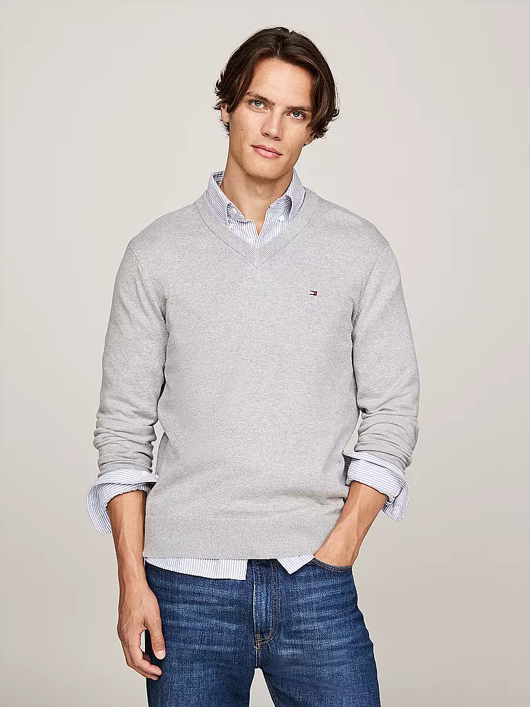 TOMMY HILFIGER | Pullover
Produktname: Jersey
Marke: TOMMY HILFIGER
Farbe: gris claro
Categorías: Moda, Hombre
Etiquetas: Cachemira

Longitud de la manga: Manga larga
Escote: Cuello en V
Material: Algodón, Punto fino, Punto
Diseño: Liso
Corte (Prenda superior): Regular | Gris claro
