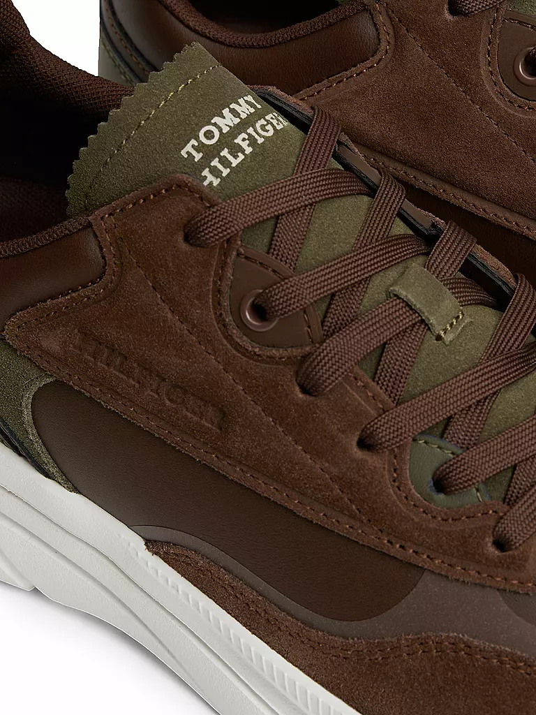 TOMMY HILFIGER | Sneaker  | Marrón