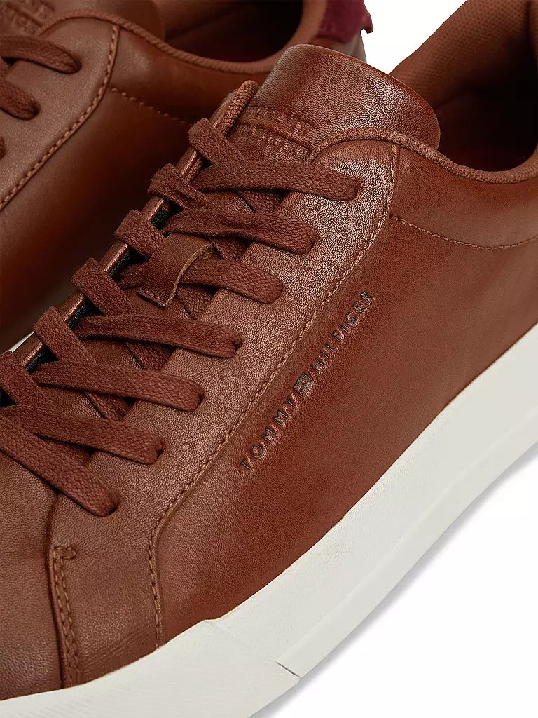 TOMMY HILFIGER | Sneaker TH COURT  | Marrón