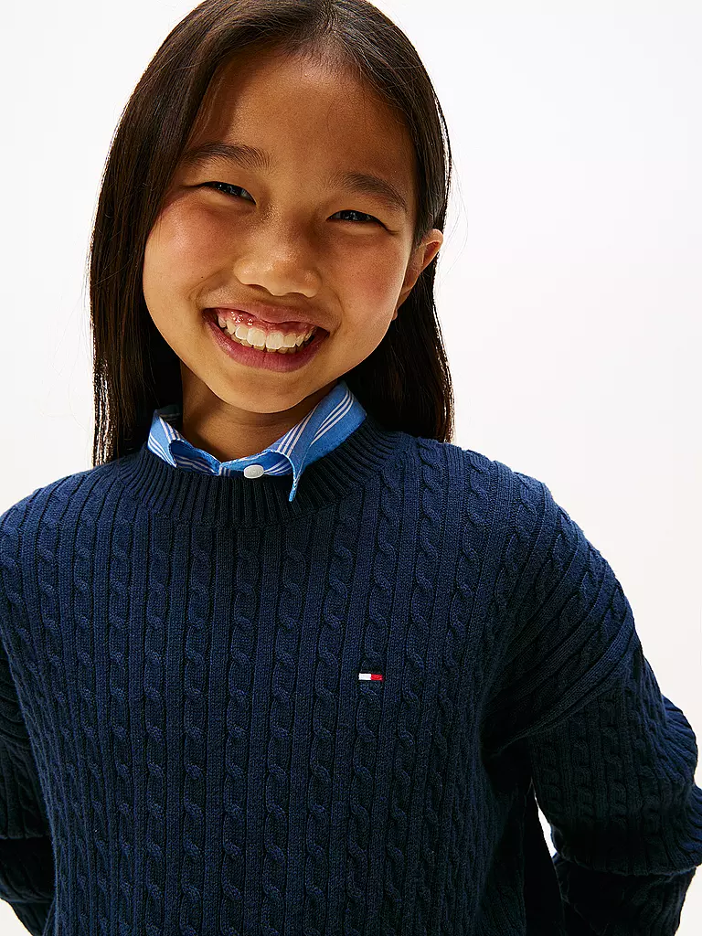 TOMMY HILFIGER | Suéter para niña
Marca: TOMMY HILFIGER
Color: azul oscuro
Categorías: Moda, Niños, Niñas

Longitud de la manga: Manga larga
Escote: Cuello redondo
Material: Algodón, Punto
Estampado: Liso
Corte (Prenda exterior): Regular
Estilo: Casual
Detalles: Log | 