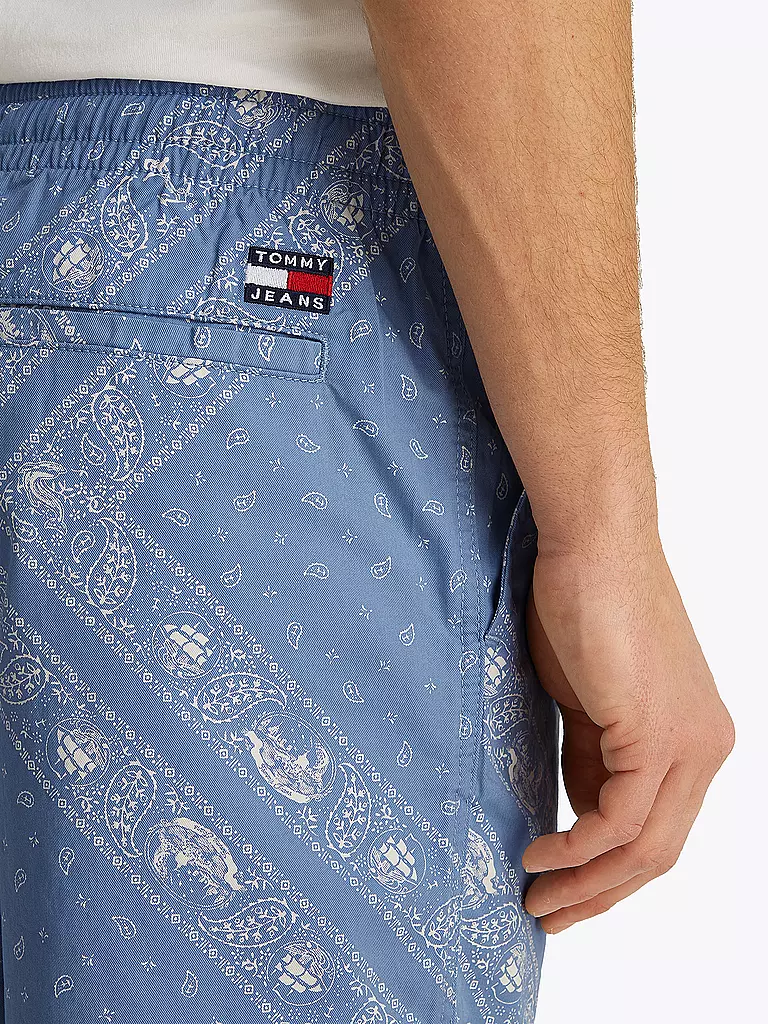 TOMMY JEANS | Badeshorts
Marca: TOMMY JEANS
Color: azul claro
Categorías: Moda,Hombre

Material: Algodón
Estampado: Paisley,Estampado
Largo (pantalones/jeans): Shorts
Estilo: Young Fashion
Altura de la cintura: Tiro medio
Detalles: Bolsillos laterales,Cordón | 
