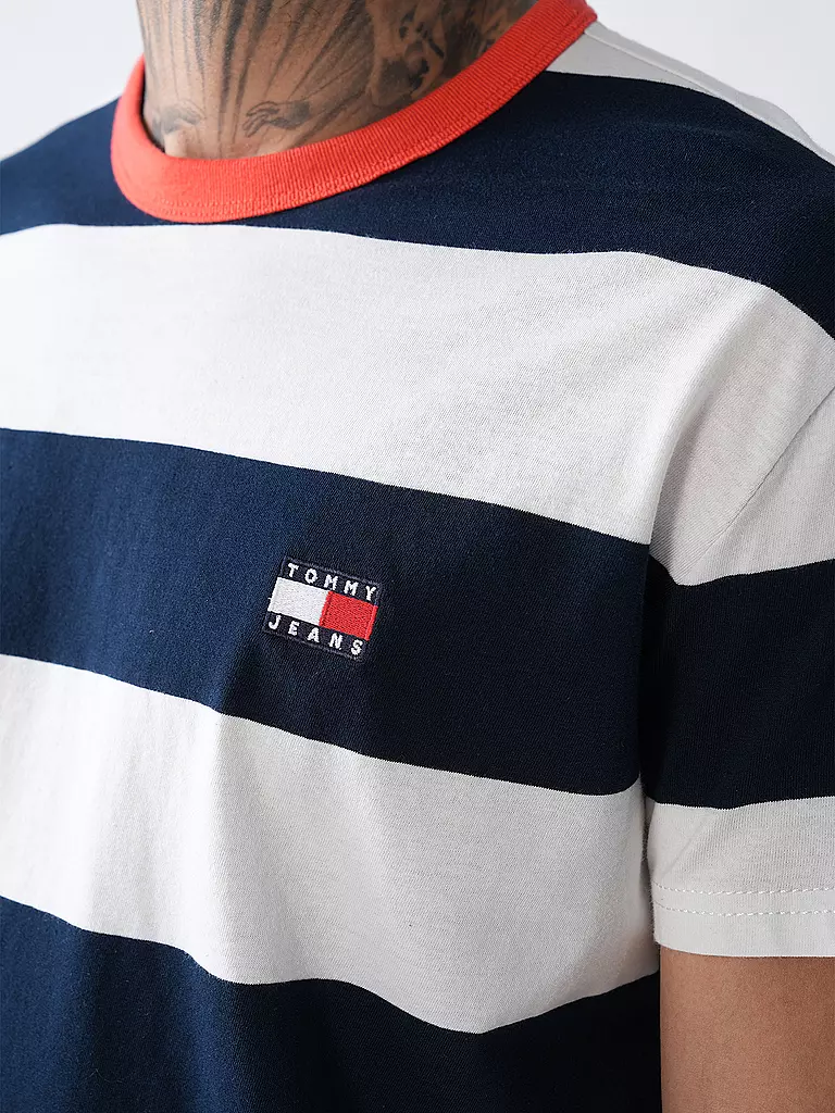 TOMMY JEANS | Camiseta
Marca: TOMMY JEANS
Color: azul oscuro
Categorías: Moda, Hombre

Largo de manga: Manga corta
Cuello: Cuello redondo
Material: Jersey, Algodón
Diseño: Rayas
Corte (Prenda superior): Regular
Estilo: Moda joven
Detalles: Logo | 