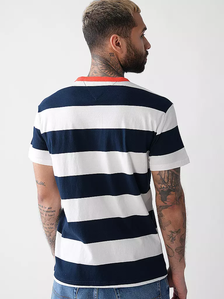 TOMMY JEANS | Camiseta
Marca: TOMMY JEANS
Color: azul oscuro
Categorías: Moda, Hombre

Largo de manga: Manga corta
Cuello: Cuello redondo
Material: Jersey, Algodón
Diseño: Rayas
Corte (Prenda superior): Regular
Estilo: Moda joven
Detalles: Logo | 