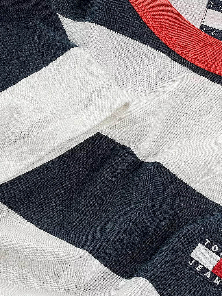 TOMMY JEANS | Camiseta
Marca: TOMMY JEANS
Color: azul oscuro
Categorías: Moda, Hombre

Largo de manga: Manga corta
Cuello: Cuello redondo
Material: Jersey, Algodón
Diseño: Rayas
Corte (Prenda superior): Regular
Estilo: Moda joven
Detalles: Logo | 