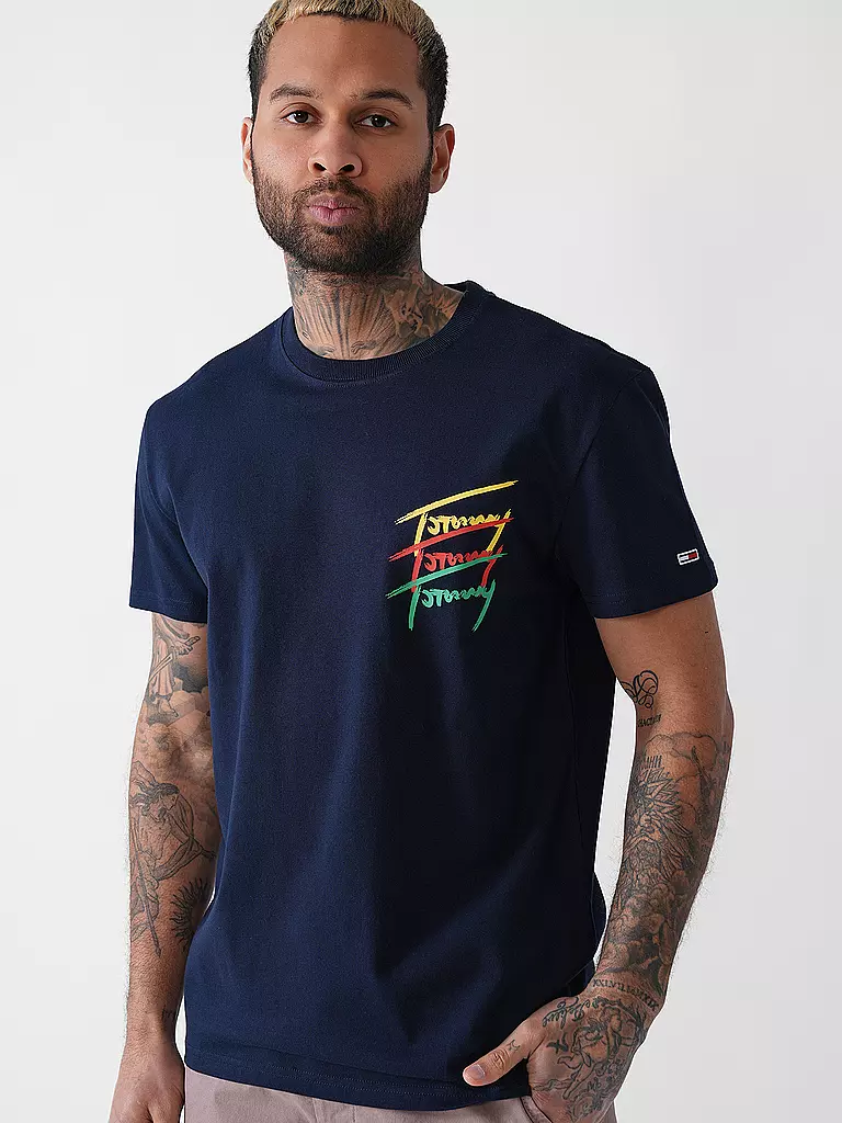 TOMMY JEANS | Camiseta
Produktname: T-Shirt
Marke: TOMMY JEANS
Farbe: dunkelblau
Kategorien: Mode,Herren

Ärmellänge: Kurzarm
Ausschnitt: Rundhalsausschnitt
Material: Jersey,Baumwolle
Musterung: Logo,Print
Passform (Oberbekleidung): Regular
Stil: Young Fashion | 