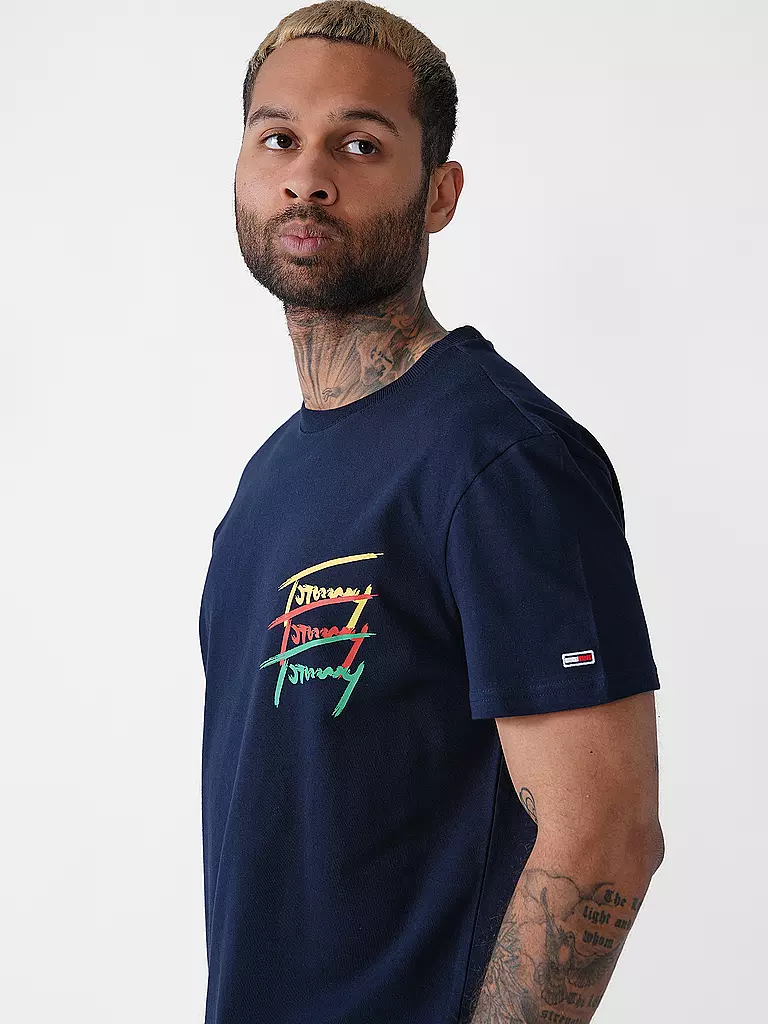 TOMMY JEANS | Camiseta
Produktname: T-Shirt
Marke: TOMMY JEANS
Farbe: dunkelblau
Kategorien: Mode,Herren

Ärmellänge: Kurzarm
Ausschnitt: Rundhalsausschnitt
Material: Jersey,Baumwolle
Musterung: Logo,Print
Passform (Oberbekleidung): Regular
Stil: Young Fashion | 