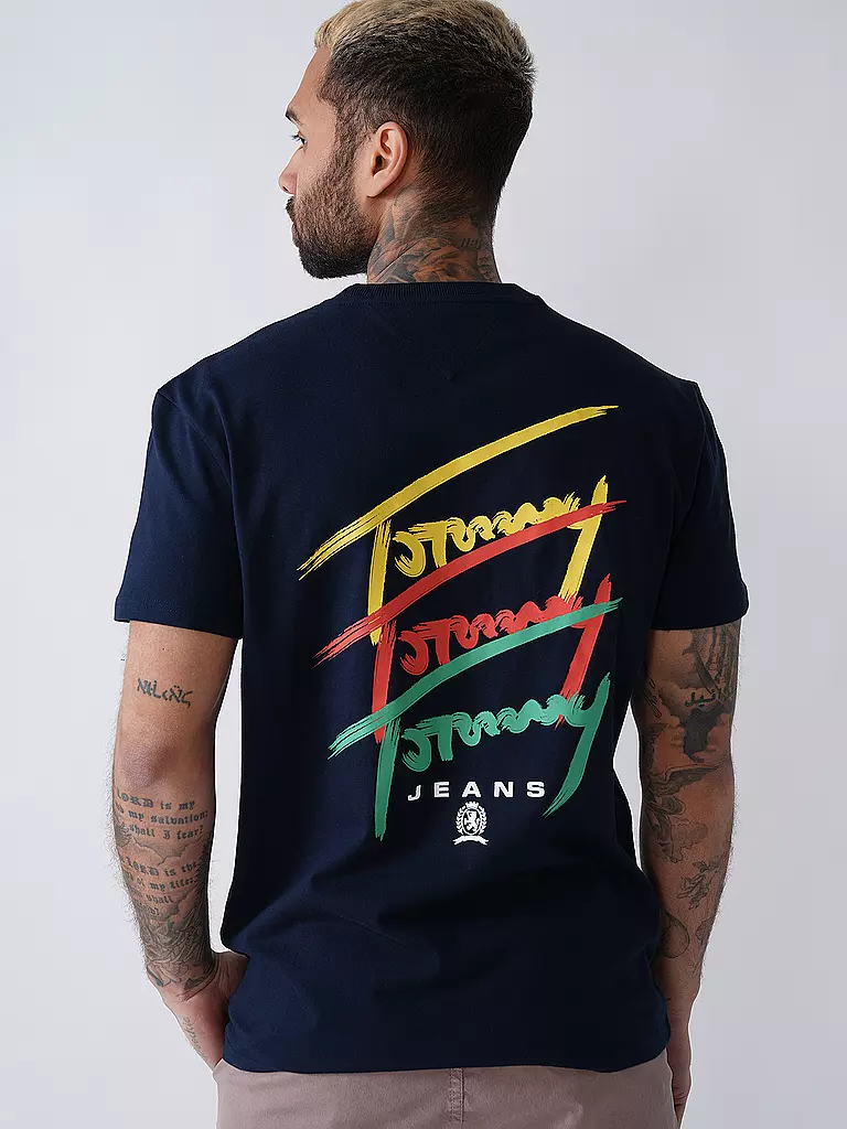 TOMMY JEANS | Camiseta
Produktname: T-Shirt
Marke: TOMMY JEANS
Farbe: dunkelblau
Kategorien: Mode,Herren

Ärmellänge: Kurzarm
Ausschnitt: Rundhalsausschnitt
Material: Jersey,Baumwolle
Musterung: Logo,Print
Passform (Oberbekleidung): Regular
Stil: Young Fashion | 