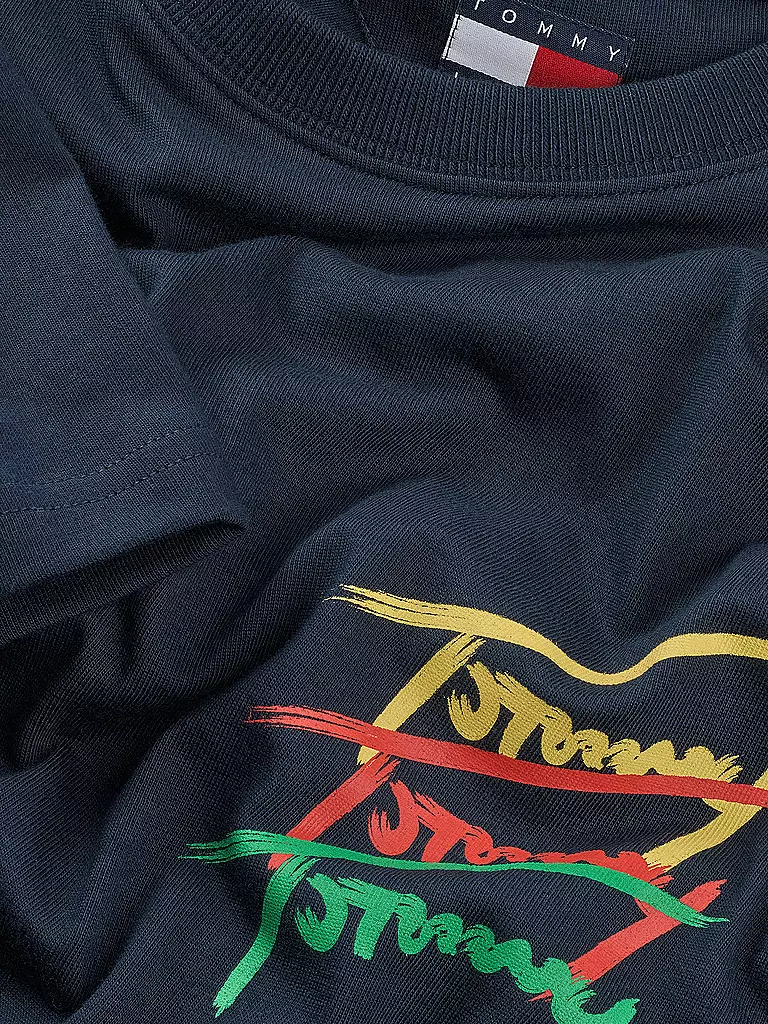 TOMMY JEANS | Camiseta
Produktname: T-Shirt
Marke: TOMMY JEANS
Farbe: dunkelblau
Kategorien: Mode,Herren

Ärmellänge: Kurzarm
Ausschnitt: Rundhalsausschnitt
Material: Jersey,Baumwolle
Musterung: Logo,Print
Passform (Oberbekleidung): Regular
Stil: Young Fashion | 