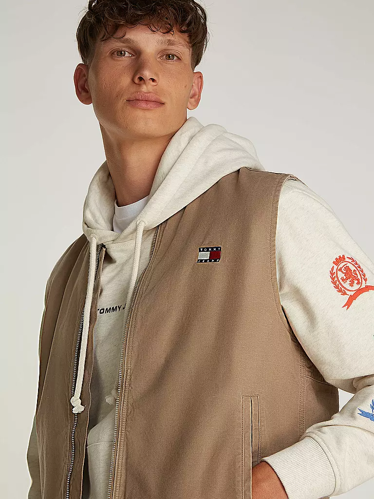 TOMMY JEANS | Chaleco

Producto: Chaleco
Marca: TOMMY JEANS
Color: marrón
Categorías: Moda,Hombre

Largo de manga: sin mangas
Material: Algodón
Forma del cuello: Cuello alto
Diseño: Liso
Corte (Prenda exterior): Regular
Estilo: Moda joven
Detalles: Logo,Bolsillos i | 