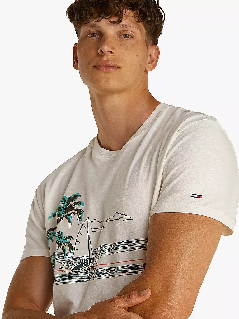 TOMMY JEANS | Nombre del producto: Camiseta
Marca: TOMMY JEANS
Color: blanco
Categorías: Moda, Hombre

Largo de manga: Manga corta
Cuello: Cuello redondo
Material: Jersey, Algodón
Diseño: Estampado
Corte (Prenda superior): Regular
Estilo: Moda joven
Detalles: Logo | 