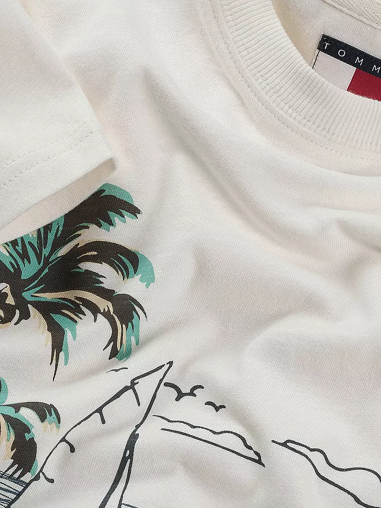 TOMMY JEANS | Nombre del producto: Camiseta
Marca: TOMMY JEANS
Color: blanco
Categorías: Moda, Hombre

Largo de manga: Manga corta
Cuello: Cuello redondo
Material: Jersey, Algodón
Diseño: Estampado
Corte (Prenda superior): Regular
Estilo: Moda joven
Detalles: Logo | 