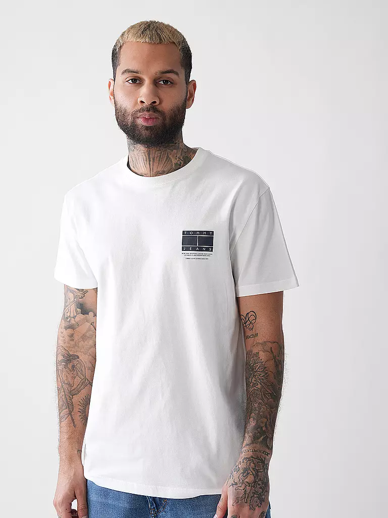 TOMMY JEANS | Nombre del producto: Camiseta
Marca: TOMMY JEANS
Color: blanco
Categorías: Moda, Hombre

Largo de manga: Manga corta
Escote: Cuello redondo
Material: Jersey, Algodón
Diseño: Logo, Estampado
Corte (Prenda superior): Regular
Estilo: Moda joven | 