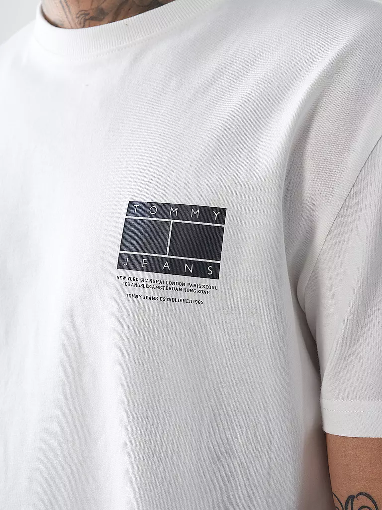 TOMMY JEANS | Nombre del producto: Camiseta
Marca: TOMMY JEANS
Color: blanco
Categorías: Moda, Hombre

Largo de manga: Manga corta
Escote: Cuello redondo
Material: Jersey, Algodón
Diseño: Logo, Estampado
Corte (Prenda superior): Regular
Estilo: Moda joven | 