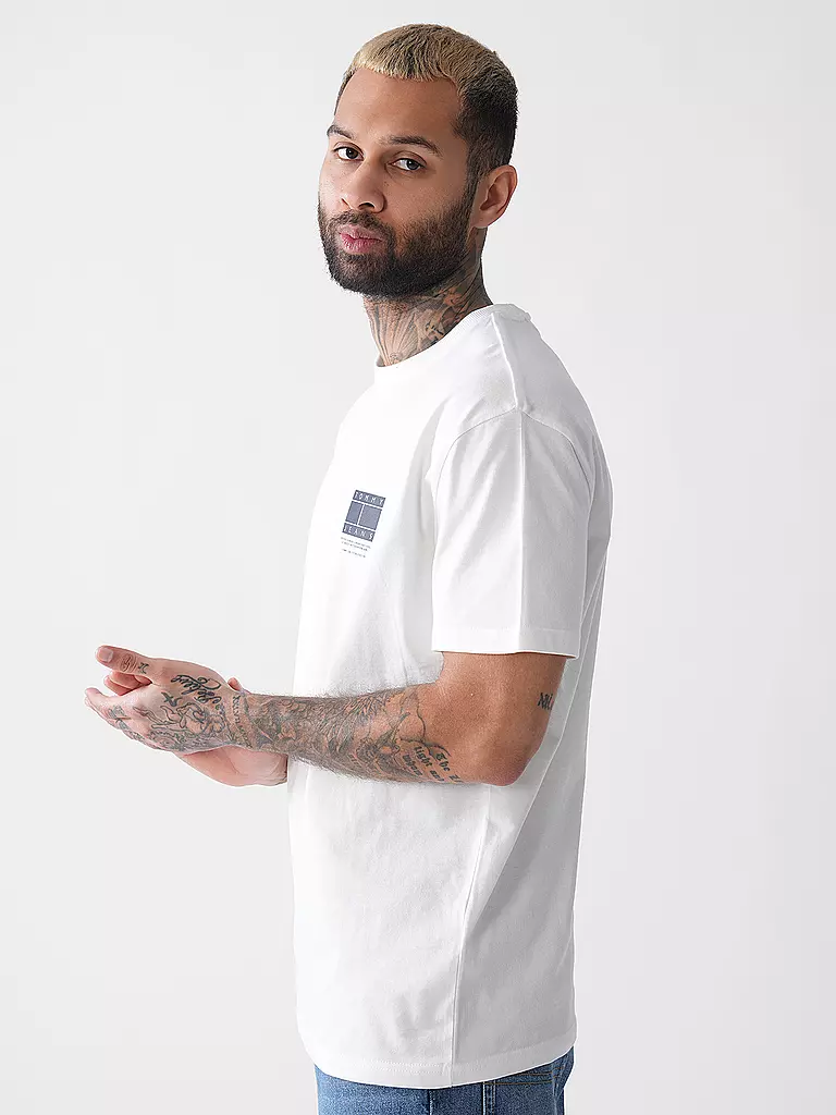 TOMMY JEANS | Nombre del producto: Camiseta
Marca: TOMMY JEANS
Color: blanco
Categorías: Moda, Hombre

Largo de manga: Manga corta
Escote: Cuello redondo
Material: Jersey, Algodón
Diseño: Logo, Estampado
Corte (Prenda superior): Regular
Estilo: Moda joven | 