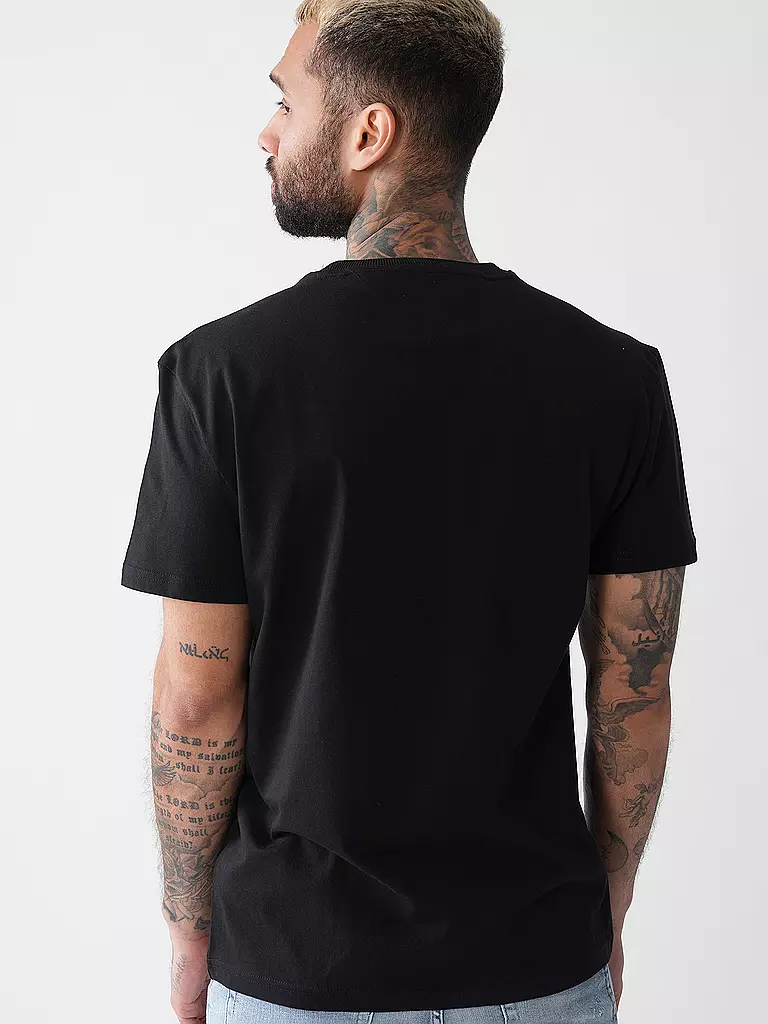 TOMMY JEANS | Nombre del producto: Camiseta
Marca: TOMMY JEANS
Color: negro
Categorías: Moda, Hombre

Largo de manga: Manga corta
Escote: Cuello redondo
Material: Jersey, Algodón
Diseño: Logo, Estampado
Corte (Prenda superior): Regular
Estilo: Moda joven | 