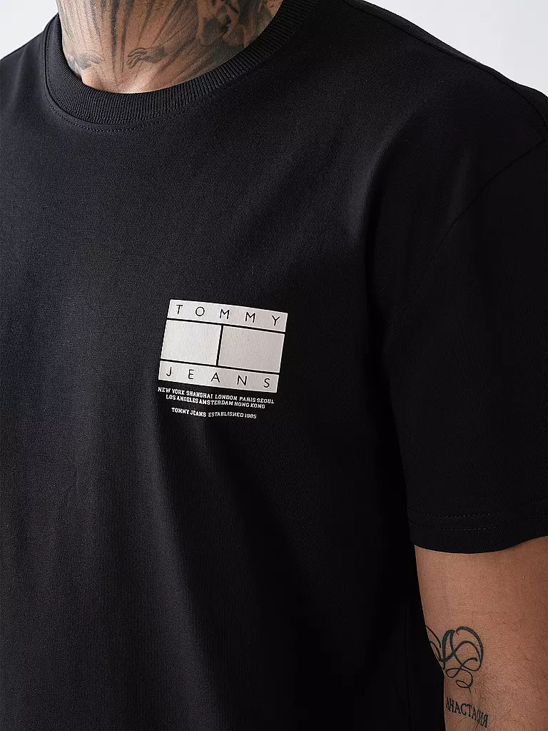 TOMMY JEANS | Nombre del producto: Camiseta
Marca: TOMMY JEANS
Color: negro
Categorías: Moda, Hombre

Largo de manga: Manga corta
Escote: Cuello redondo
Material: Jersey, Algodón
Diseño: Logo, Estampado
Corte (Prenda superior): Regular
Estilo: Moda joven | 