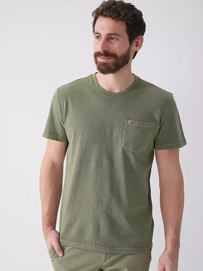 TOMMY JEANS | Nombre del producto: Camiseta
Marca: TOMMY JEANS
Color: oliva
Categorías: Moda, Hombre

Largo de manga: Manga corta
Escote: Cuello redondo
Material: Jersey, Algodón
Diseño: Liso
Corte (Prenda superior): Regular
Estilo: Moda joven
Detalles: Logo | 