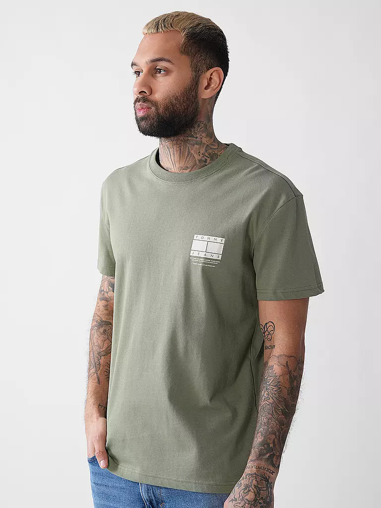 TOMMY JEANS | Nombre del producto: Camiseta
Marca: TOMMY JEANS
Color: olive
Categorías: Moda,Hombre

Largo de manga: Manga corta
Escote: Cuello redondo
Material: Jersey,Algodón
Diseño: Logo,Estampado
Corte (Prenda superior): Regular
Estilo: Young Fashion | 