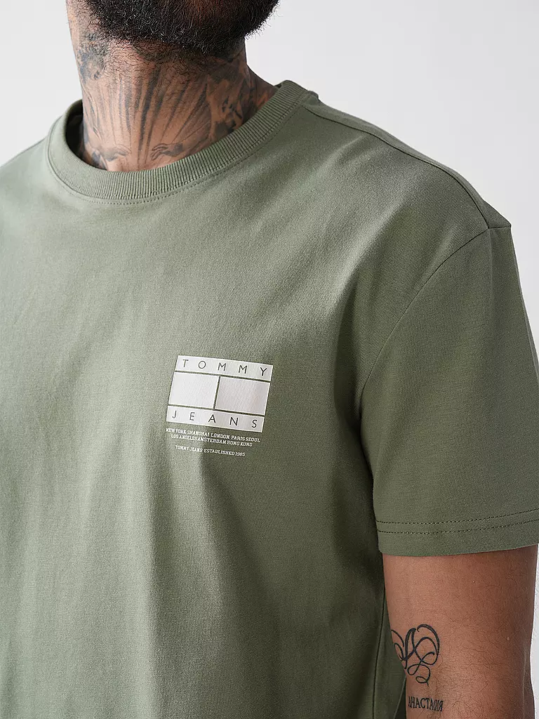 TOMMY JEANS | Nombre del producto: Camiseta
Marca: TOMMY JEANS
Color: olive
Categorías: Moda,Hombre

Largo de manga: Manga corta
Escote: Cuello redondo
Material: Jersey,Algodón
Diseño: Logo,Estampado
Corte (Prenda superior): Regular
Estilo: Young Fashion | 