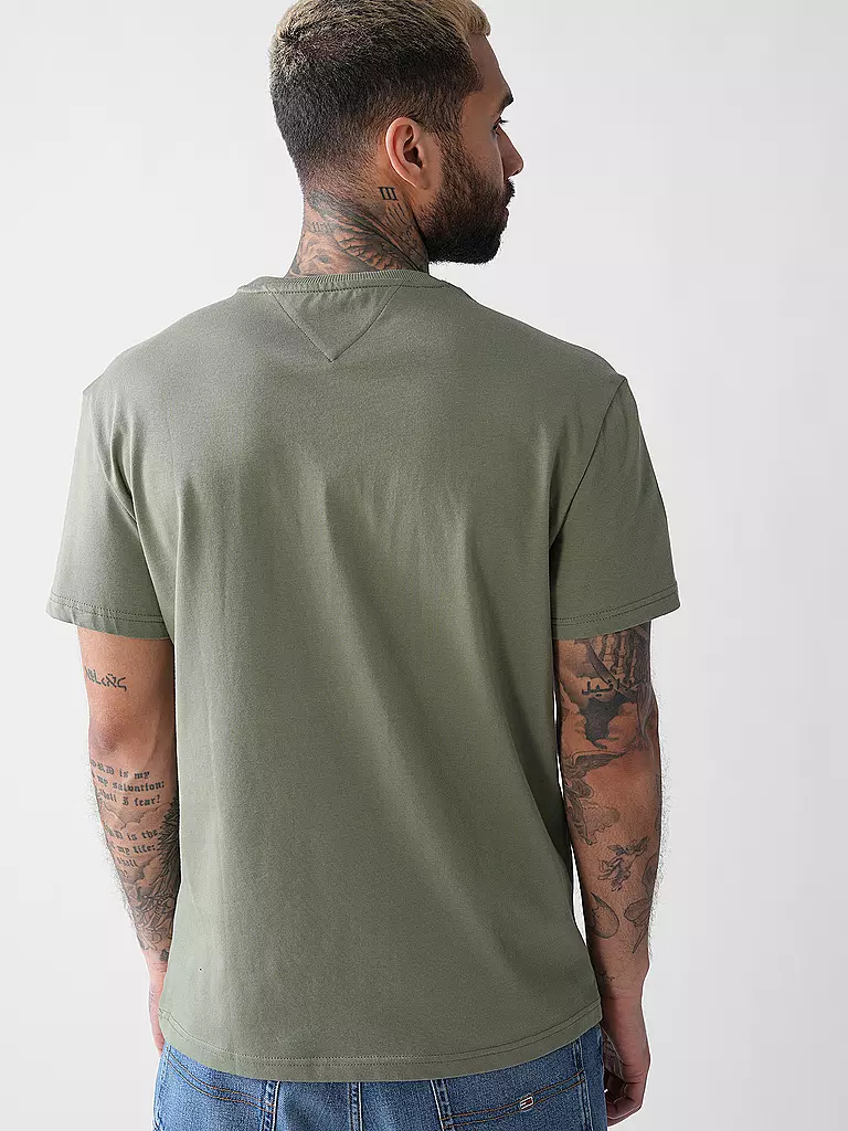 TOMMY JEANS | Nombre del producto: Camiseta
Marca: TOMMY JEANS
Color: olive
Categorías: Moda,Hombre

Largo de manga: Manga corta
Escote: Cuello redondo
Material: Jersey,Algodón
Diseño: Logo,Estampado
Corte (Prenda superior): Regular
Estilo: Young Fashion | 
