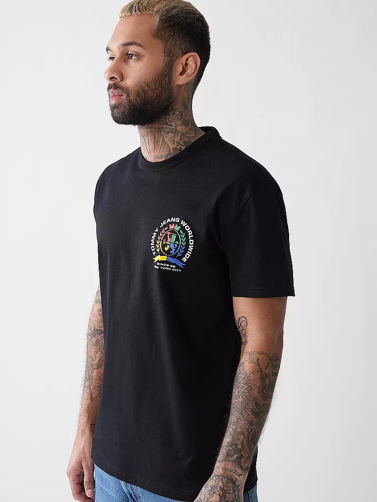 TOMMY JEANS | Producto: Camiseta
Marca: TOMMY JEANS
Color: negro
Categorías: Moda,Hombre

Largo de manga: Manga corta
Cuello: Cuello redondo
Material: Jersey,Algodón
Diseño: Logo,Estampado
Corte (Prenda superior): Regular
Estilo: Moda joven | 