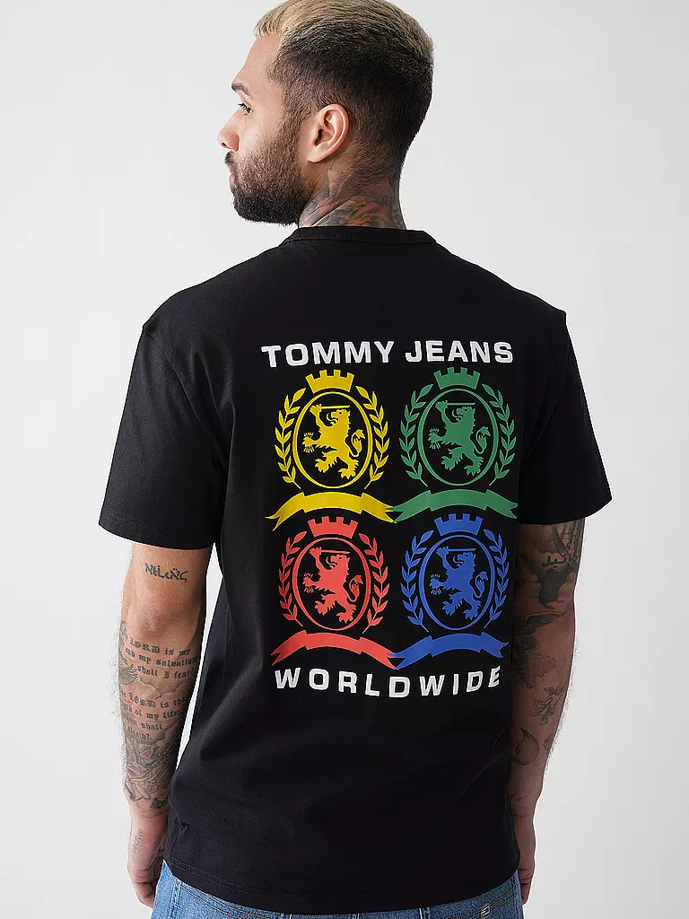 TOMMY JEANS | Producto: Camiseta
Marca: TOMMY JEANS
Color: negro
Categorías: Moda,Hombre

Largo de manga: Manga corta
Cuello: Cuello redondo
Material: Jersey,Algodón
Diseño: Logo,Estampado
Corte (Prenda superior): Regular
Estilo: Moda joven | 