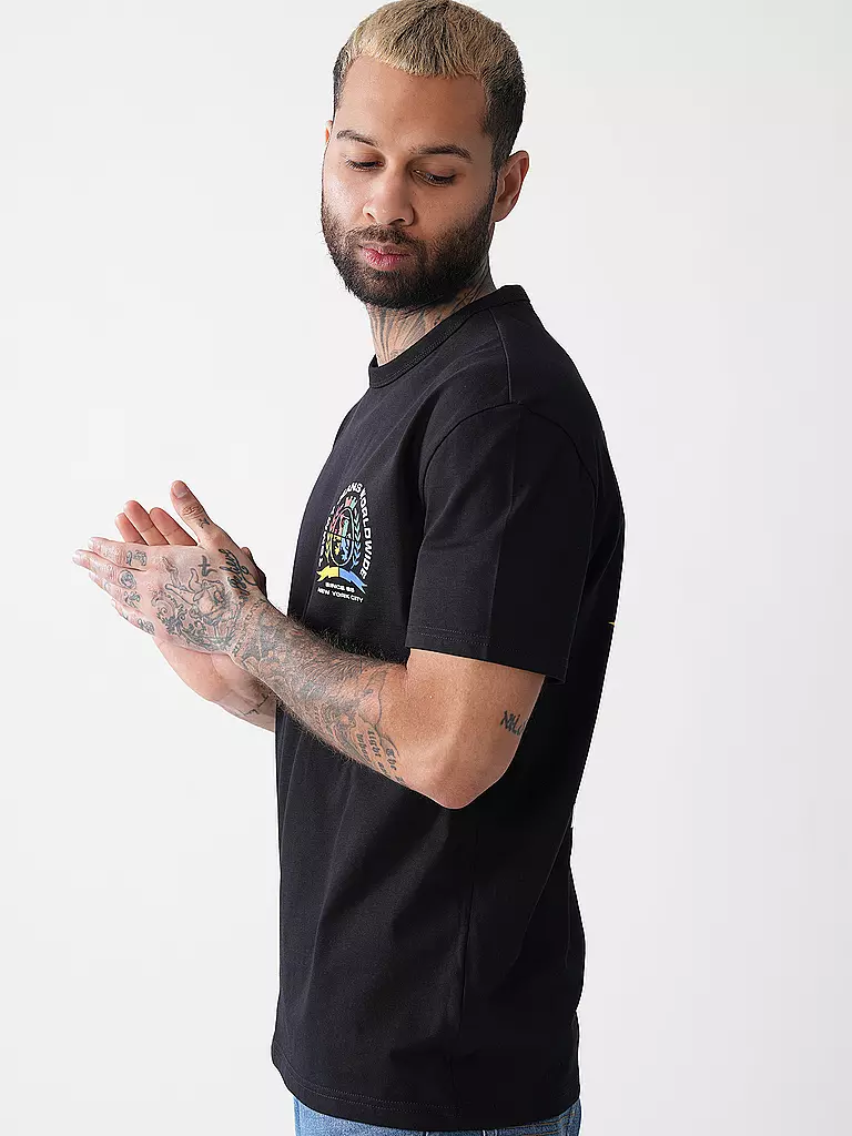 TOMMY JEANS | Producto: Camiseta
Marca: TOMMY JEANS
Color: negro
Categorías: Moda,Hombre

Largo de manga: Manga corta
Cuello: Cuello redondo
Material: Jersey,Algodón
Diseño: Logo,Estampado
Corte (Prenda superior): Regular
Estilo: Moda joven | 