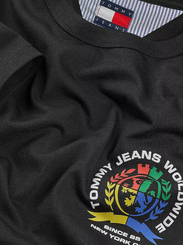 TOMMY JEANS | Producto: Camiseta
Marca: TOMMY JEANS
Color: negro
Categorías: Moda,Hombre

Largo de manga: Manga corta
Cuello: Cuello redondo
Material: Jersey,Algodón
Diseño: Logo,Estampado
Corte (Prenda superior): Regular
Estilo: Moda joven | 