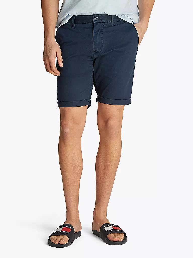 TOMMY JEANS | Shorts SCANTON
Marca: TOMMY JEANS
Color: azul oscuro
Categorías: Moda, Hombre

Material: Algodón
Estampado: Liso, Logo
Largo (Pantalones/Jeans): Shorts
Estilo: Young Fashion
Altura de la cintura: Tiro medio
Detalles: Logo, Bolsillos laterales | 