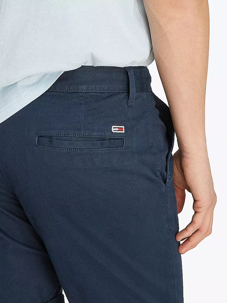 TOMMY JEANS | Shorts SCANTON
Marca: TOMMY JEANS
Color: azul oscuro
Categorías: Moda, Hombre

Material: Algodón
Estampado: Liso, Logo
Largo (Pantalones/Jeans): Shorts
Estilo: Young Fashion
Altura de la cintura: Tiro medio
Detalles: Logo, Bolsillos laterales | 