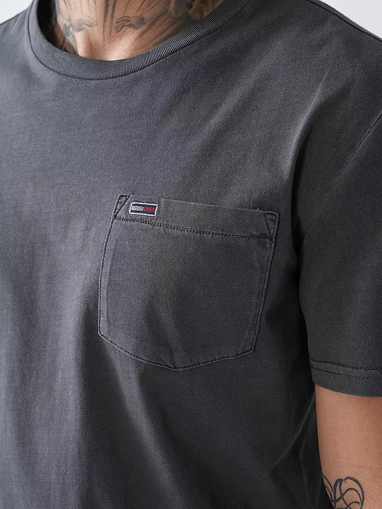 TOMMY JEANS | T-Shirt
Marke: TOMMY JEANS
Farbe: grau
Kategorien: Mode,Herren

Ärmellänge: Kurzarm
Ausschnitt: Rundhalsausschnitt
Material: Jersey,Baumwolle
Musterung: Unifarben
Passform (Oberbekleidung): Regular
Stil: Young Fashion
Details: Eingrifftaschen | 